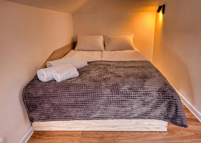 Lily's 7 By Bulgarentals - *